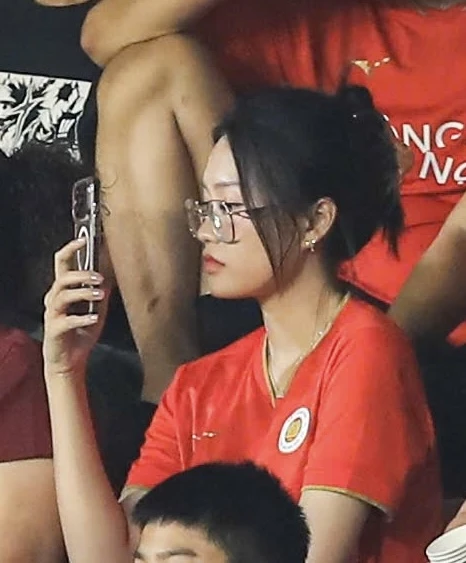 Chu Thanh Huyền đọ sắc với Doãn Hải My trên khán đài Hàng Đẫy, 2 nàng WAG lộ rõ vẻ không vui Chu Thanh Huyền đọ sắc với Doãn Hải My trên khán đài Hàng Đẫy, 2 nàng WAG lộ rõ vẻ không vui