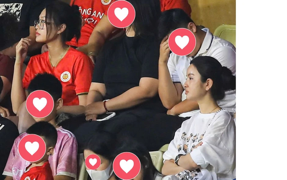 Chu Thanh Huyền đọ sắc với Doãn Hải My trên khán đài Hàng Đẫy, 2 nàng WAG lộ rõ vẻ không vui Chu Thanh Huyền đọ sắc với Doãn Hải My trên khán đài Hàng Đẫy, 2 nàng WAG lộ rõ vẻ không vui
