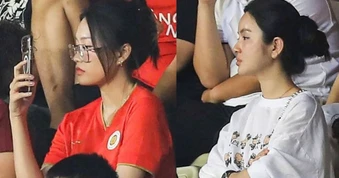 Chu Thanh Huyền đọ sắc với Doãn Hải My trên khán đài Hàng Đẫy, 2 nàng WAG lộ rõ vẻ không vui