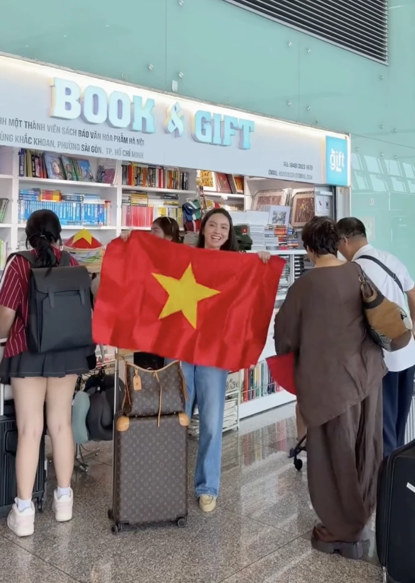 Chu Thanh Huyền khoác cờ Tổ quốc cho con trai, chiếm trọn spotlight tại sân bay khi sang Thái Lan cổ vũ Quang Hải và ĐT Việt Nam