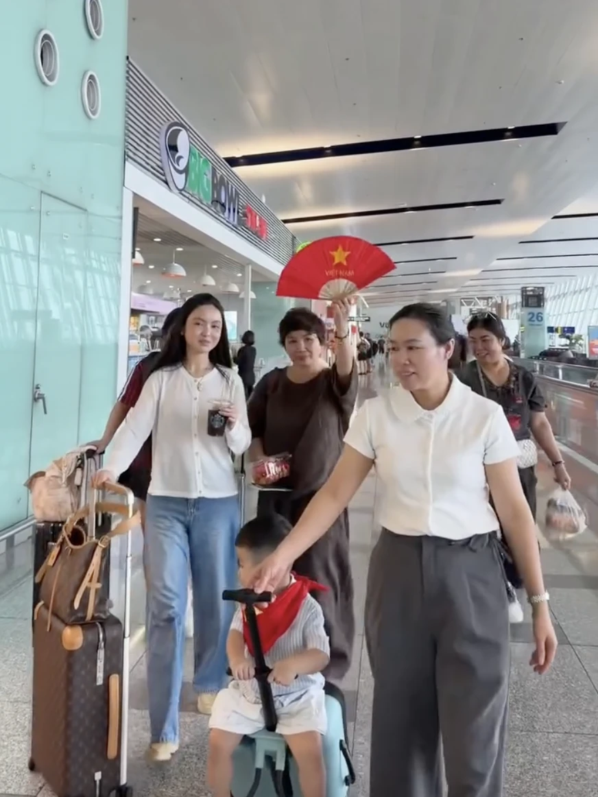 Chu Thanh Huyền khoác cờ Tổ quốc cho con trai, chiếm trọn spotlight tại sân bay khi sang Thái Lan cổ vũ Quang Hải và ĐT Việt Nam