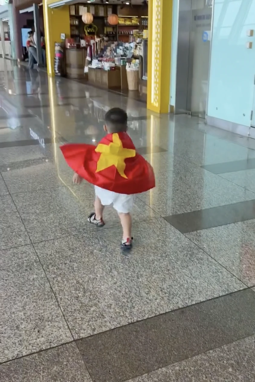 Chu Thanh Huyền khoác cờ Tổ quốc cho con trai, chiếm trọn spotlight tại sân bay khi sang Thái Lan cổ vũ Quang Hải và ĐT Việt Nam