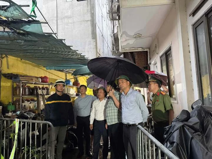 Chủ tịch Hà Nội kiểm tra hiện trường vụ cháy nhà khiến 5 người tử vong