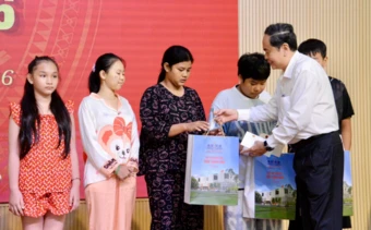 Chủ tịch Quốc hội thăm, tặng quà các bệnh nhi nhân Tết Trung thu 2026