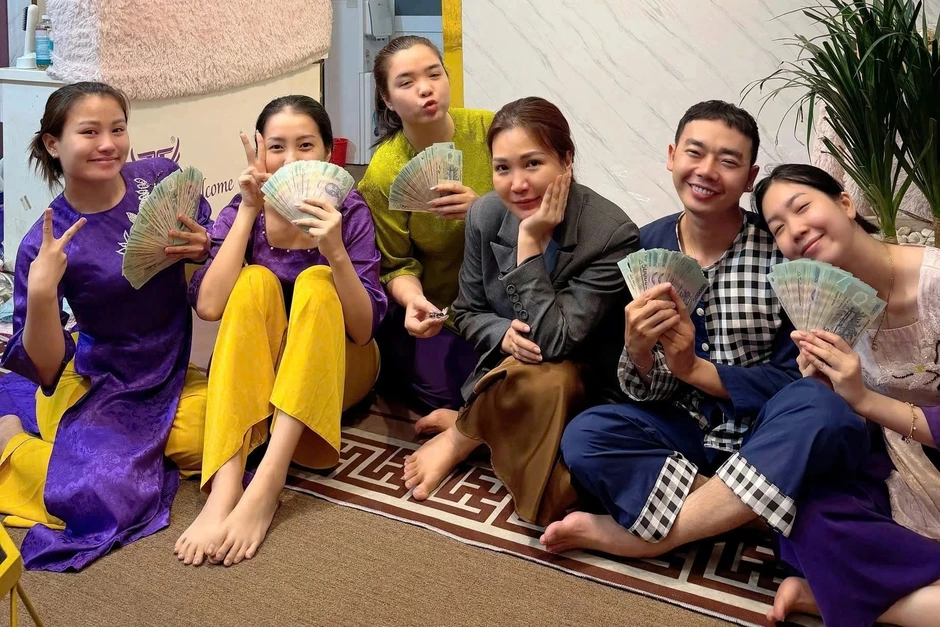 Chủ tiệm áo dài lì xì tết theo cách đặc biệt Chủ tiệm áo dài lì xì tết theo cách đặc biệt