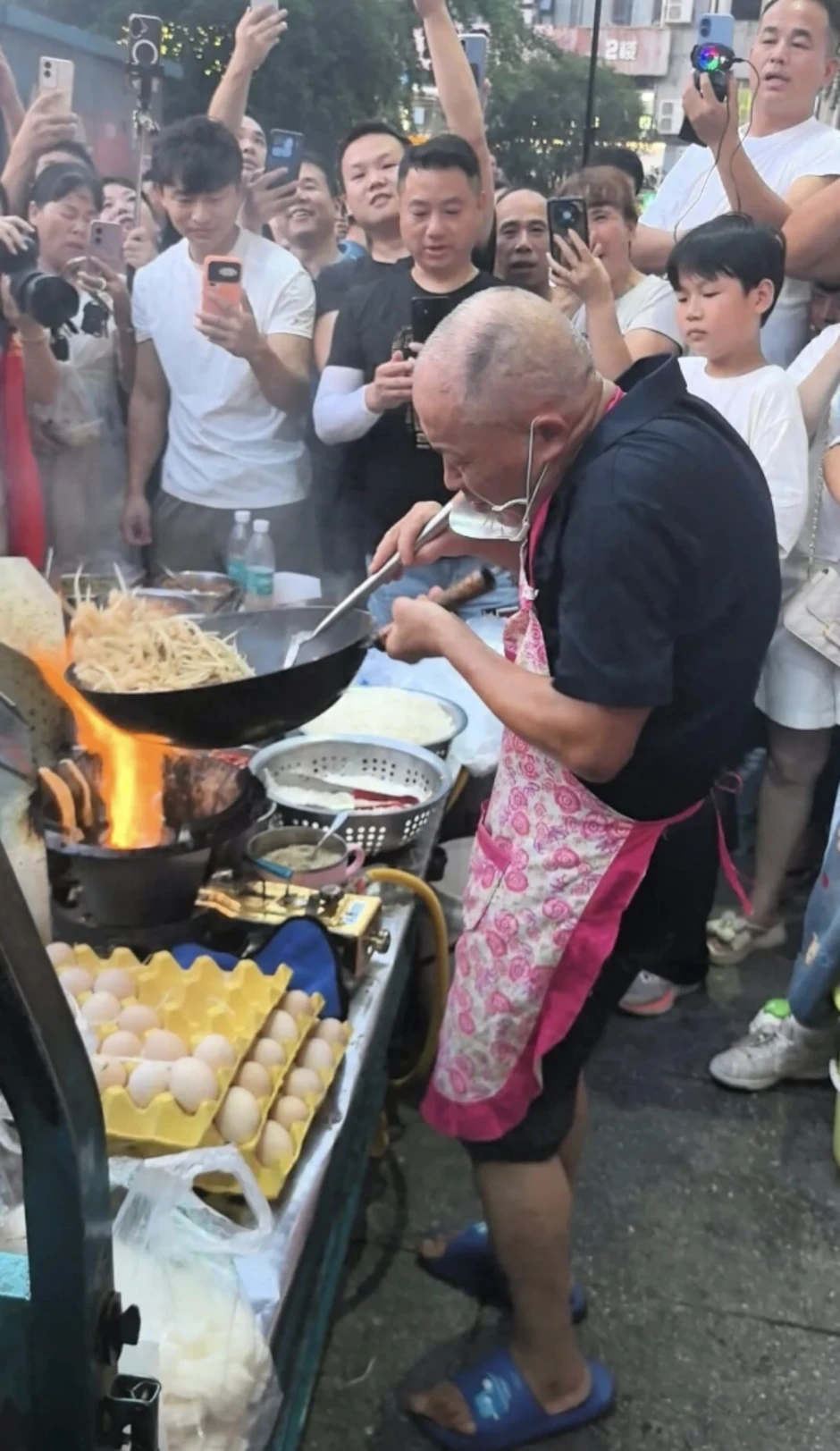 Chủ tiệm hủ tiếu bỗng dưng nổi tiếng vì dáng đứng nhún nhảy Chủ tiệm hủ tiếu bỗng dưng nổi tiếng vì dáng đứng nhún nhảy