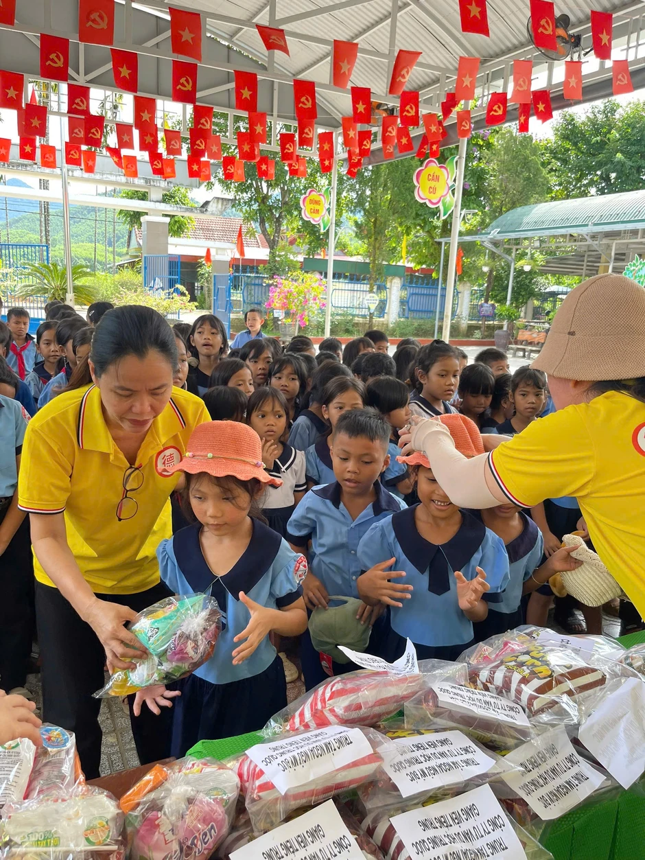 Chủ trung tâm 'năn nỉ' nhóm thợ xây vào nằm nghỉ giữa trưa 40 độ C Chủ trung tâm 'năn nỉ' nhóm thợ xây vào nằm nghỉ giữa trưa 40 độ C