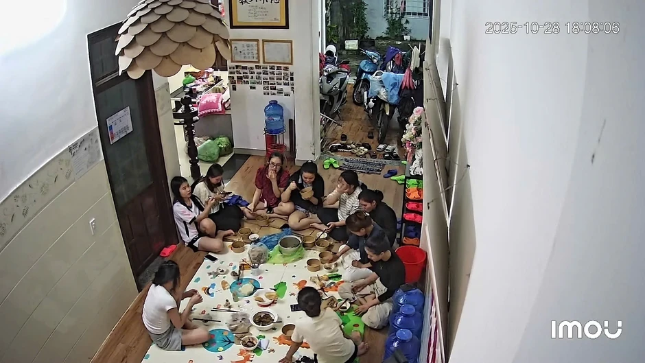 Chủ trung tâm 'năn nỉ' nhóm thợ xây vào nằm nghỉ giữa trưa 40 độ C Chủ trung tâm 'năn nỉ' nhóm thợ xây vào nằm nghỉ giữa trưa 40 độ C