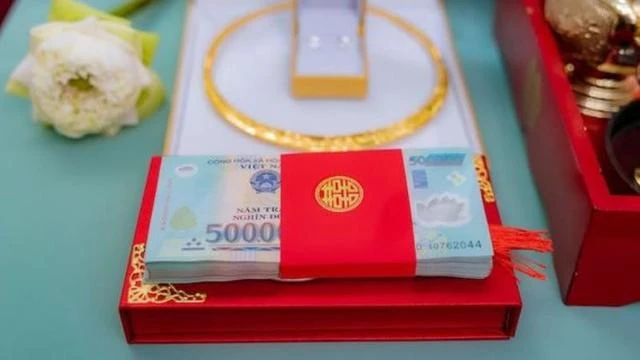 Chưa cưới đã cãi nhau vì 50 triệu tiền thách cưới, cô gái chạnh lòng khi nghe bạn trai nói một câu: “Chỗ em bán con à?” Chưa cưới đã cãi nhau vì 50 triệu tiền thách cưới, cô gái chạnh lòng khi nghe bạn trai nói một câu: “Chỗ em bán con à?”