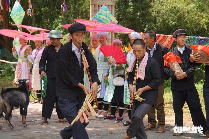 Chuẩn bị chuyển giao Làng văn hóa - du lịch các dân tộc Việt Nam về Hà Nội quản lý Chuẩn bị chuyển giao Làng văn hóa - du lịch các dân tộc Việt Nam về Hà Nội quản lý