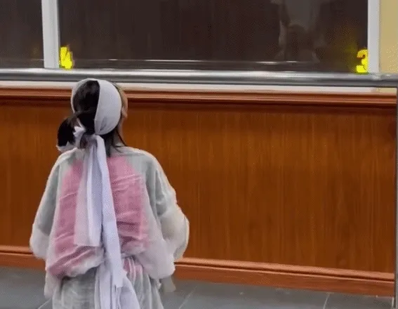 Chuyện đau lòng phía sau video bé gái Hà Nội tiễn biệt mẹ ở nhà tang lễ Chuyện đau lòng phía sau video bé gái Hà Nội tiễn biệt mẹ ở nhà tang lễ