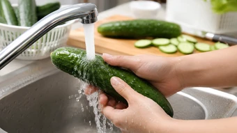 Chuyên gia chỉ cách rửa dưa chuột sạch bụi bẩn và hóa chất