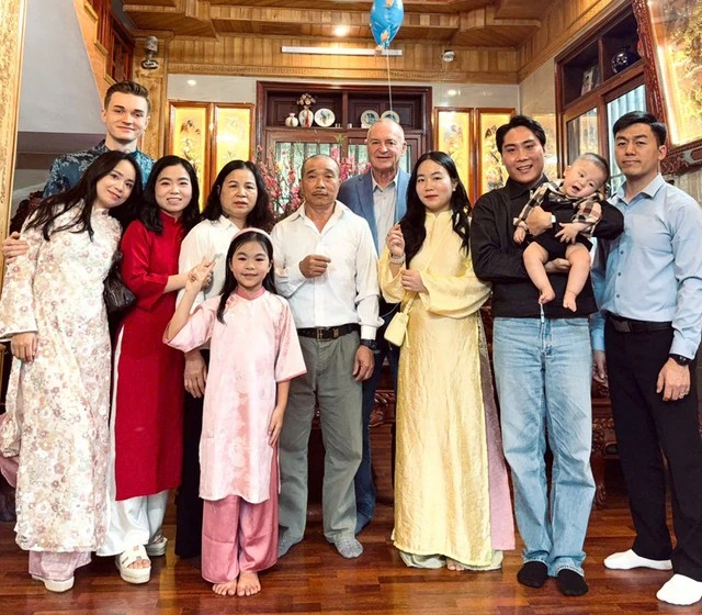 Chuyện lạ ở Bắc Ninh: Bố chồng người Mỹ đòi bán nhà để sang Việt Nam sống cùng thông gia