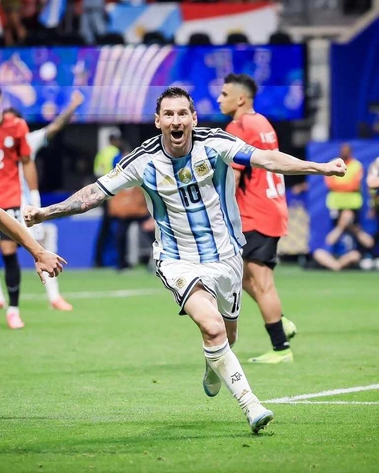 Chuyện thú vị phía sau bức ảnh Messi tắm cho Yamal đang gây sốt mạng xã hội Chuyện thú vị phía sau bức ảnh Messi tắm cho Yamal đang gây sốt mạng xã hội