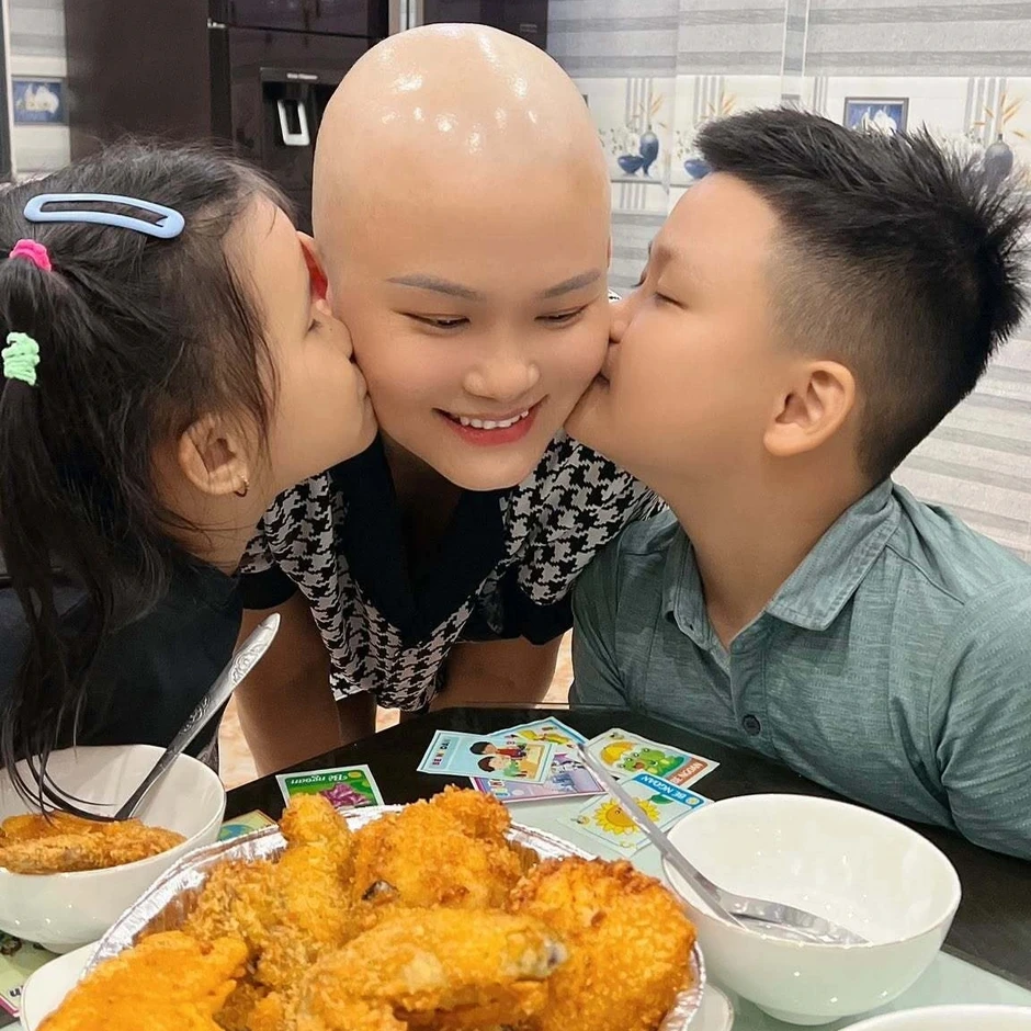 Chuyện tình 20 năm của cặp đôi ở Hải Phòng: Chồng tháo oxy hôn vợ lần cuối Chuyện tình 20 năm của cặp đôi ở Hải Phòng: Chồng tháo oxy hôn vợ lần cuối