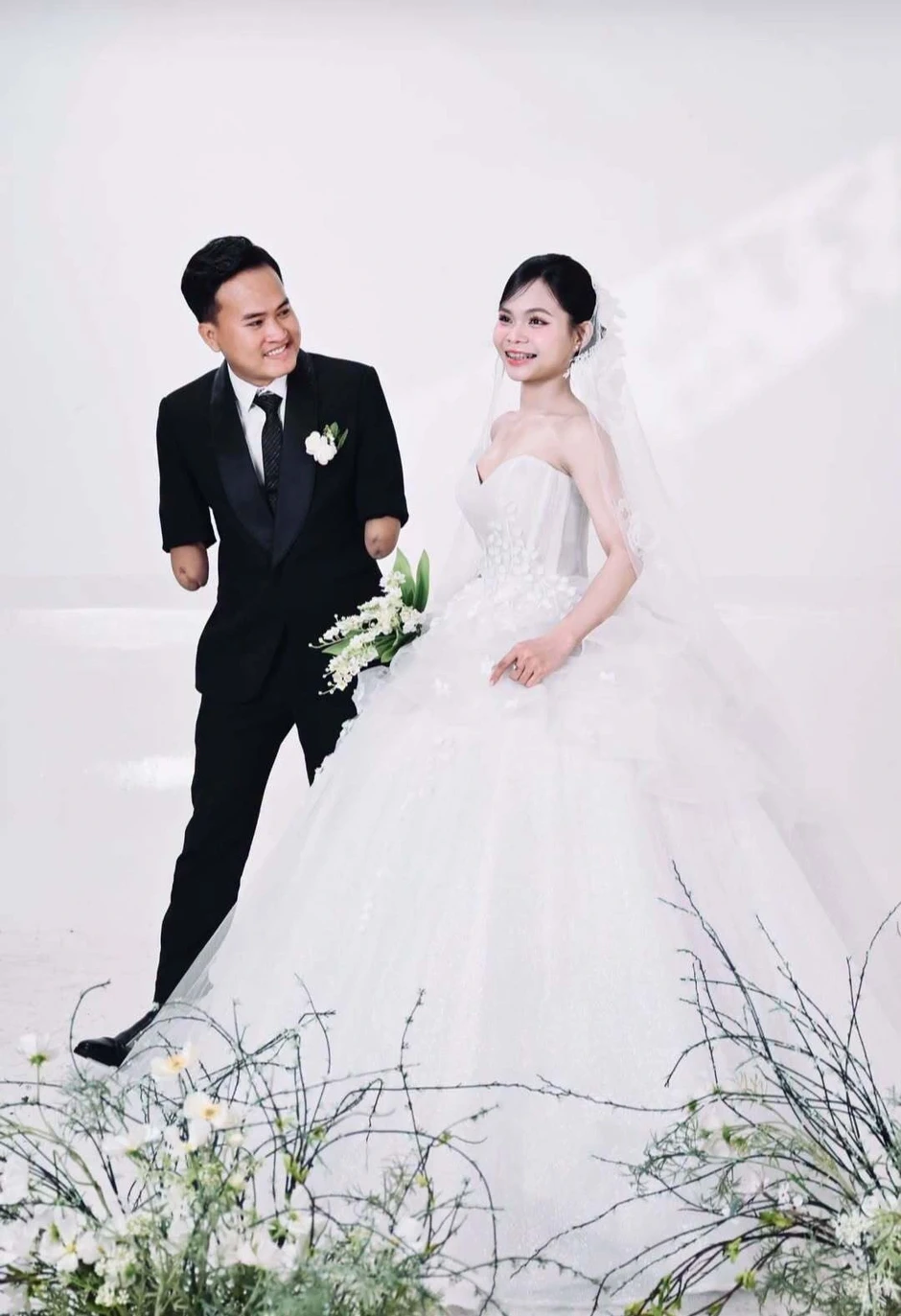 Chuyện tình với bạn gái xinh đẹp làm thay đổi chàng trai cụt hai tay Chuyện tình với bạn gái xinh đẹp làm thay đổi chàng trai cụt hai tay