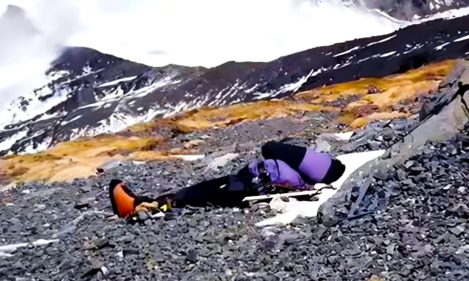 Chuyện về thi thể "Người đẹp ngủ" phải nằm lại trên đỉnh Everest lạnh giá Chuyện về thi thể "Người đẹp ngủ" phải nằm lại trên đỉnh Everest lạnh giá