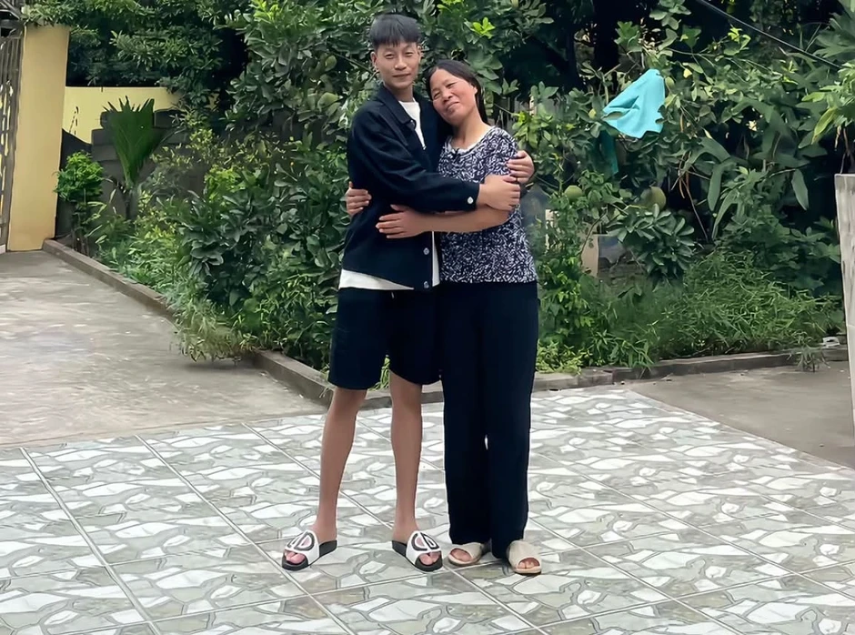 Chuyện xót xa sau video con trai được mẹ đang mắc bệnh giai đoạn cuối vỗ về
