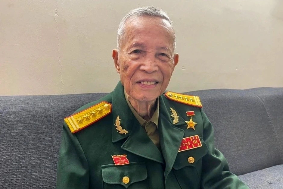 Chuyện xúc động về anh hùng La Văn Cầu - đại tá chào điều lệ bằng tay trái Chuyện xúc động về anh hùng La Văn Cầu - đại tá chào điều lệ bằng tay trái