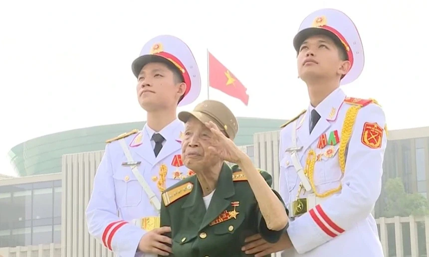 Chuyện xúc động về anh hùng La Văn Cầu - đại tá chào điều lệ bằng tay trái Chuyện xúc động về anh hùng La Văn Cầu - đại tá chào điều lệ bằng tay trái