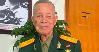 Chuyện xúc động về anh hùng La Văn Cầu - đại tá chào điều lệnh bằng tay trái