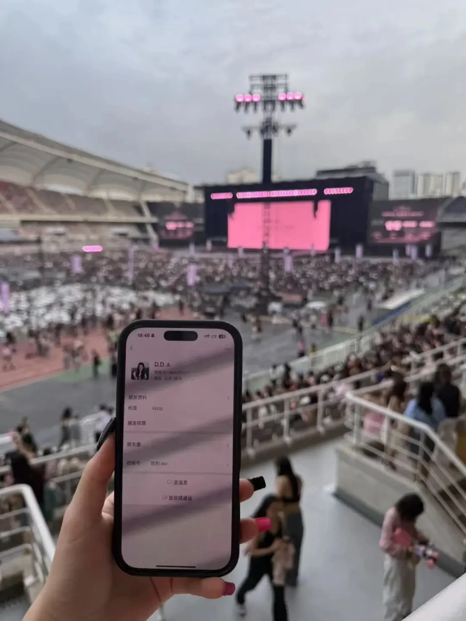 Clip đang nổi tiếng toàn cầu về dịch vụ cho người mê sống "phông bạt", thích đu idol: Kiếm tiền dễ thế sao? Clip đang nổi tiếng toàn cầu về dịch vụ cho người mê sống "phông bạt", thích đu idol: Kiếm tiền dễ thế sao?