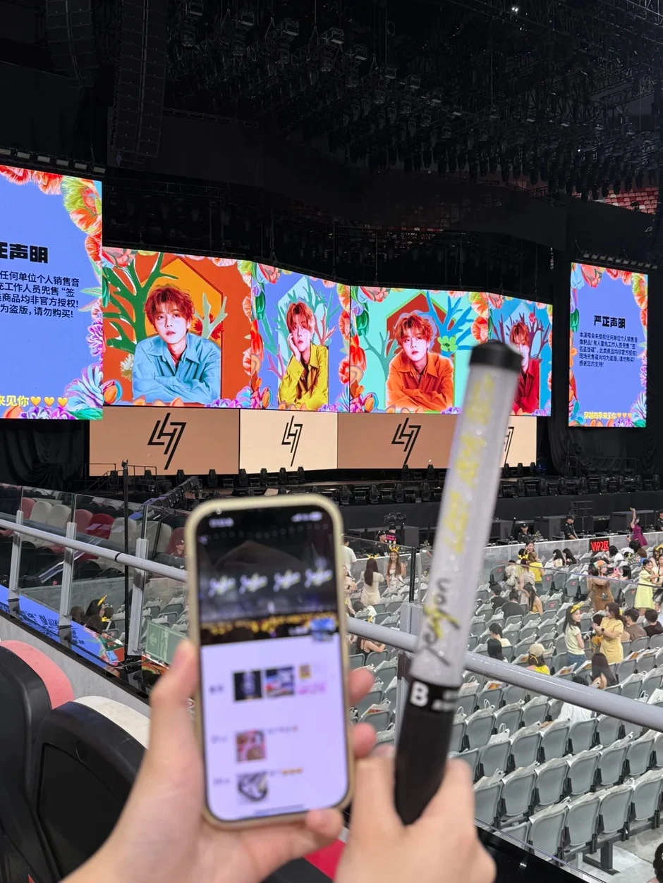 Clip đang nổi tiếng toàn cầu về dịch vụ cho người mê sống "phông bạt", thích đu idol: Kiếm tiền dễ thế sao? Clip đang nổi tiếng toàn cầu về dịch vụ cho người mê sống "phông bạt", thích đu idol: Kiếm tiền dễ thế sao?