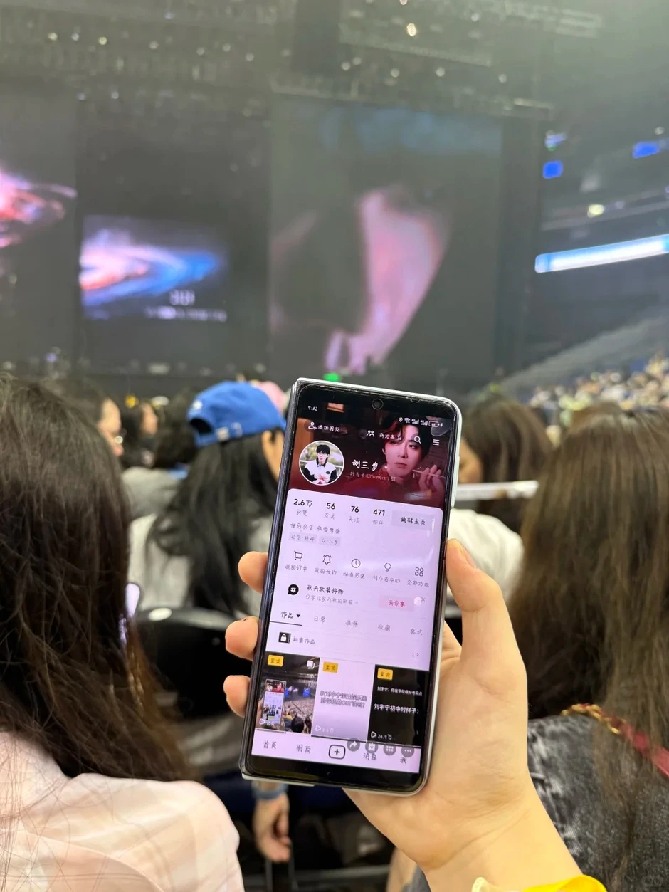 Clip đang nổi tiếng toàn cầu về dịch vụ cho người mê sống "phông bạt", thích đu idol: Kiếm tiền dễ thế sao? Clip đang nổi tiếng toàn cầu về dịch vụ cho người mê sống "phông bạt", thích đu idol: Kiếm tiền dễ thế sao?