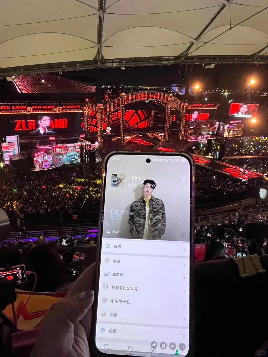 Clip đang nổi tiếng toàn cầu về dịch vụ cho người mê sống "phông bạt", thích đu idol: Kiếm tiền dễ thế sao? Clip đang nổi tiếng toàn cầu về dịch vụ cho người mê sống "phông bạt", thích đu idol: Kiếm tiền dễ thế sao?
