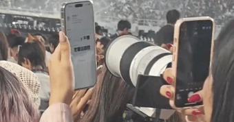 Clip đang nổi tiếng toàn cầu về dịch vụ cho người mê sống "phông bạt", thích đu idol: Kiếm tiền dễ thế sao?