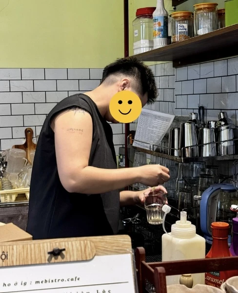 CLIP Đến quán cà phê "khách ngồi 10 tiếng, đánh giá 1 sao": Nhân viên phủ nhận đóng cửa vì áp lực, nhóm khách là trường hợp đặc biệt CLIP Đến quán cà phê "khách ngồi 10 tiếng, đánh giá 1 sao": Nhân viên phủ nhận đóng cửa vì áp lực, nhóm khách là trường hợp đặc biệt