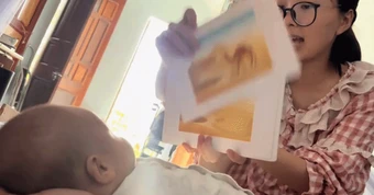Clip mẹ bỉm liên tục làm hành động lạ trước mặt con mới sinh hút 10 triệu lượt xem: Nhìn rất vô lý nhưng kết quả rất đỉnh?