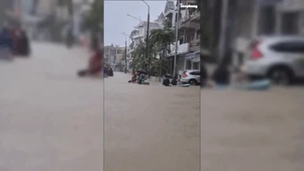Clip người dân chèo thuyền giữa phố ở Nghệ An