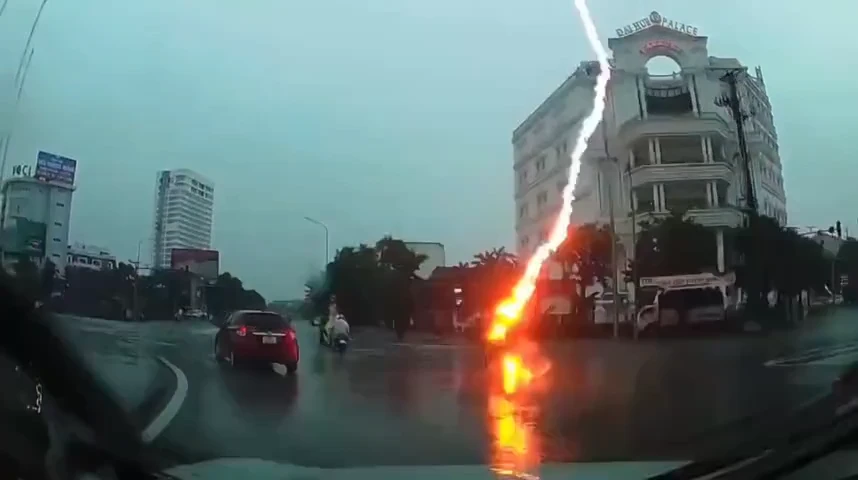 Clip sét tóe lửa đánh trúng người đi xe máy ở Nghệ An
