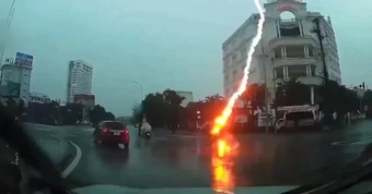 Clip sét tóe lửa đánh trúng người đi xe máy ở Nghệ An