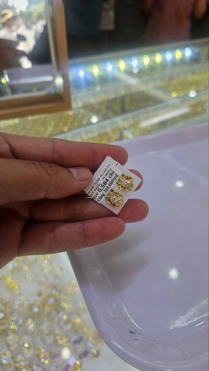 CLIP: Tranh thủ giờ nghỉ, dân văn phòng TP.HCM chạy đi mua vàng đeo cho đẹp, có người lỗ nhanh 1,1 triệu vẫn mua tiếp CLIP: Tranh thủ giờ nghỉ, dân văn phòng TP.HCM chạy đi mua vàng đeo cho đẹp, có người lỗ nhanh 1,1 triệu vẫn mua tiếp