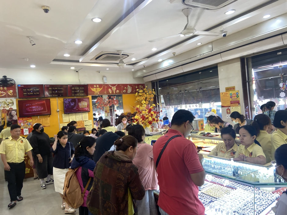 CLIP: Tranh thủ giờ nghỉ, dân văn phòng TP.HCM chạy đi mua vàng đeo cho đẹp, có người lỗ nhanh 1,1 triệu vẫn mua tiếp CLIP: Tranh thủ giờ nghỉ, dân văn phòng TP.HCM chạy đi mua vàng đeo cho đẹp, có người lỗ nhanh 1,1 triệu vẫn mua tiếp