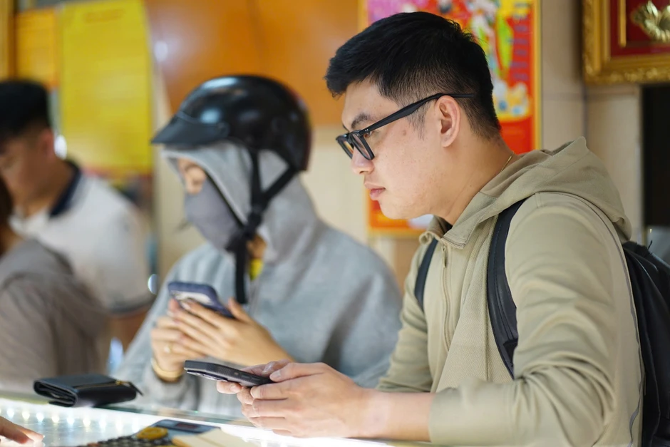 CLIP: Tranh thủ giờ nghỉ, dân văn phòng TP.HCM chạy đi mua vàng đeo cho đẹp, có người lỗ nhanh 1,1 triệu vẫn mua tiếp CLIP: Tranh thủ giờ nghỉ, dân văn phòng TP.HCM chạy đi mua vàng đeo cho đẹp, có người lỗ nhanh 1,1 triệu vẫn mua tiếp