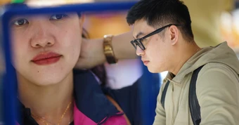 CLIP: Tranh thủ giờ nghỉ, dân văn phòng TP.HCM chạy đi mua vàng đeo cho đẹp, có người lỗ nhanh 1,1 triệu vẫn mua tiếp
