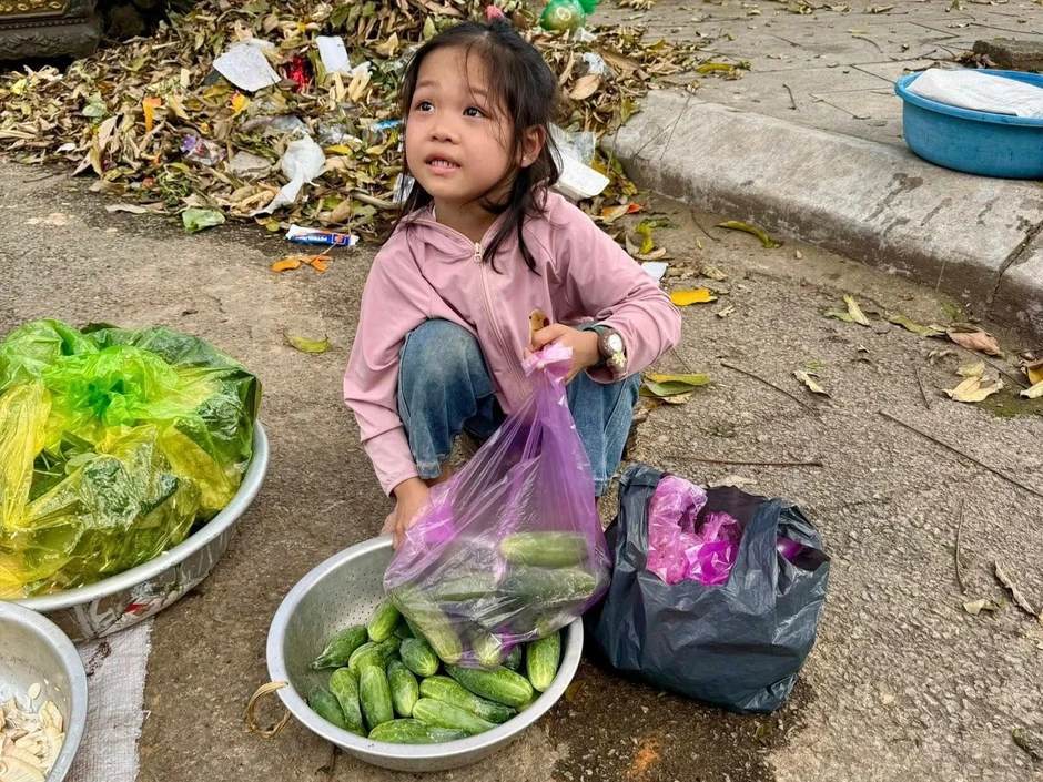 Cô bé bán rau nghèo khó và "phép màu" từ những tấm lòng xa lạ Cô bé bán rau nghèo khó và "phép màu" từ những tấm lòng xa lạ