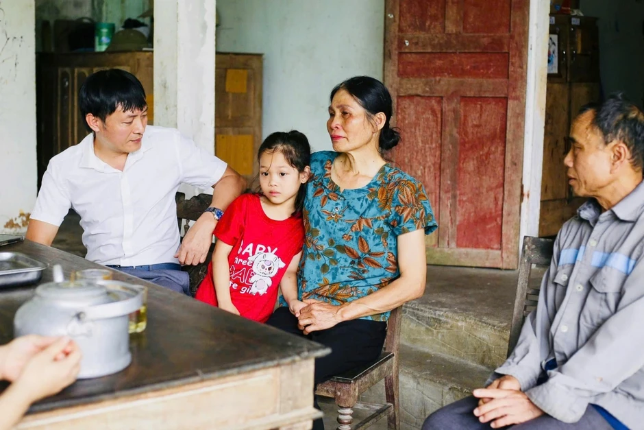 Cô bé bán rau nghèo khó và "phép màu" từ những tấm lòng xa lạ Cô bé bán rau nghèo khó và "phép màu" từ những tấm lòng xa lạ