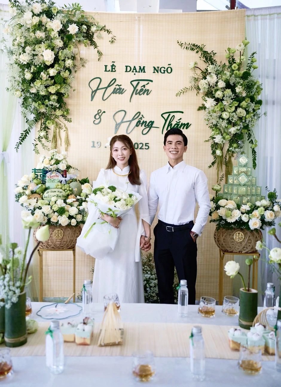 Cô dâu chú rể “đánh yêu” ngay trên sân khấu cưới hút 2,5 triệu view: Chú rể run, xin lỗi vợ liên tục Cô dâu chú rể “đánh yêu” ngay trên sân khấu cưới hút 2,5 triệu view: Chú rể run, xin lỗi vợ liên tục