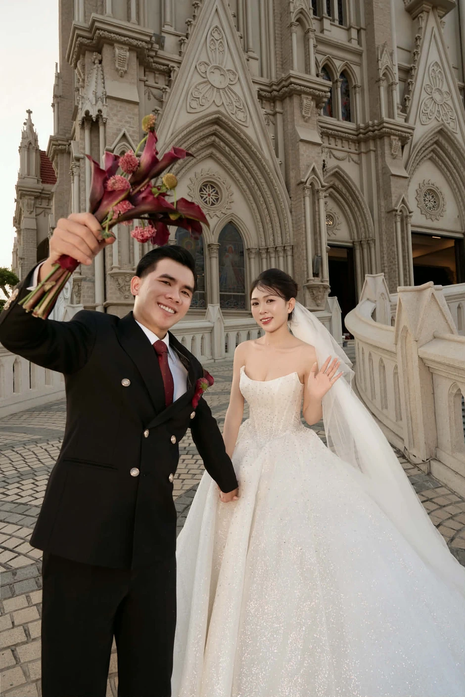 Cô dâu chú rể “đánh yêu” ngay trên sân khấu cưới hút 2,5 triệu view: Chú rể run, xin lỗi vợ liên tục Cô dâu chú rể “đánh yêu” ngay trên sân khấu cưới hút 2,5 triệu view: Chú rể run, xin lỗi vợ liên tục