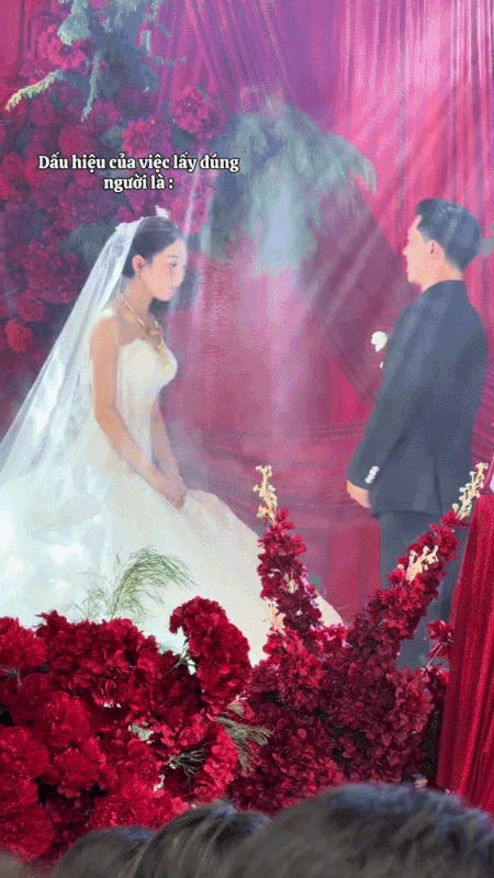 Cô dâu chú rể “đánh yêu” ngay trên sân khấu cưới hút 2,5 triệu view: Chú rể run, xin lỗi vợ liên tục Cô dâu chú rể “đánh yêu” ngay trên sân khấu cưới hút 2,5 triệu view: Chú rể run, xin lỗi vợ liên tục