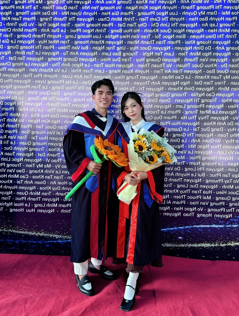 Cô dâu chú rể “đánh yêu” ngay trên sân khấu cưới hút 2,5 triệu view: Chú rể run, xin lỗi vợ liên tục Cô dâu chú rể “đánh yêu” ngay trên sân khấu cưới hút 2,5 triệu view: Chú rể run, xin lỗi vợ liên tục