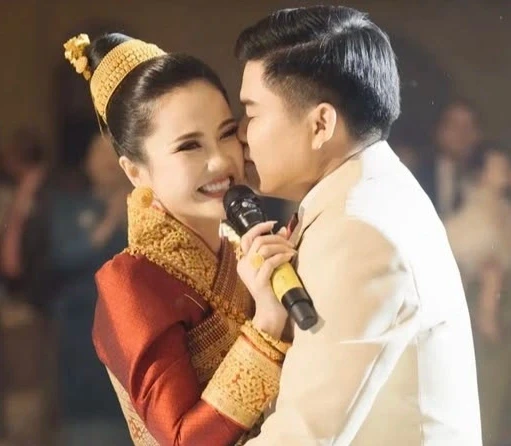 Cô dâu Lào xinh đẹp hát tiếng Việt tặng chú rể gây sốt