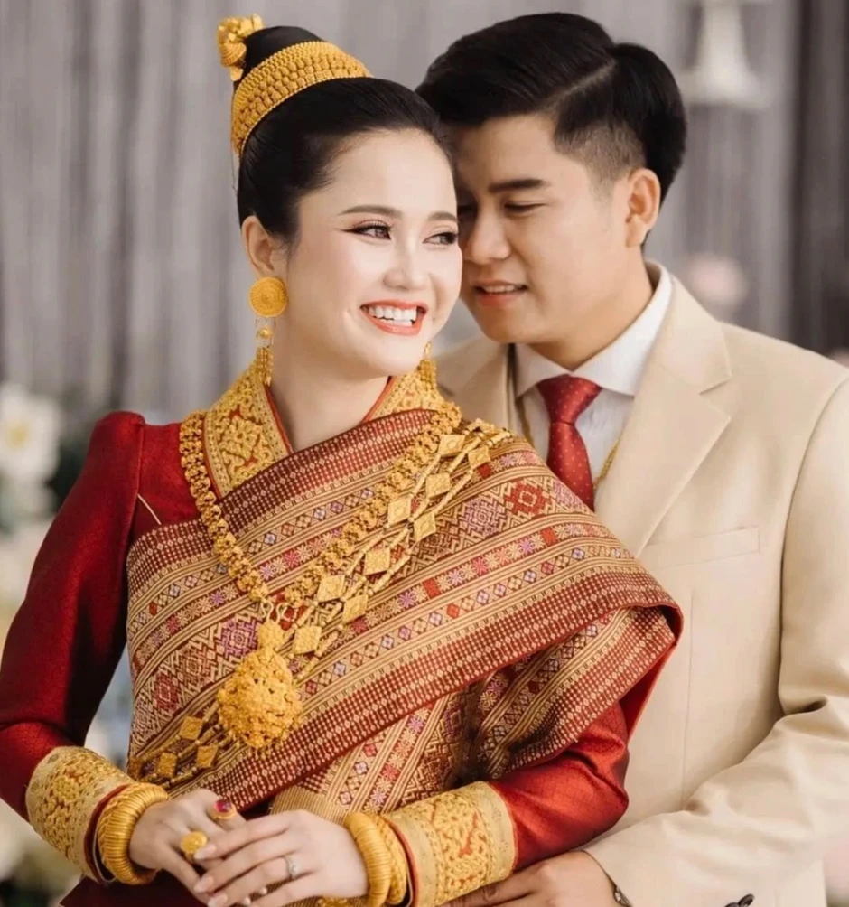Cô dâu Lào xinh đẹp hát tiếng Việt tặng chú rể gây sốt