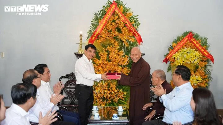 Cố đô Huế rợp bóng cờ hoa đón mừng đại lễ Phật đản Phật lịch 2570 Cố đô Huế rợp bóng cờ hoa đón mừng đại lễ Phật đản Phật lịch 2570