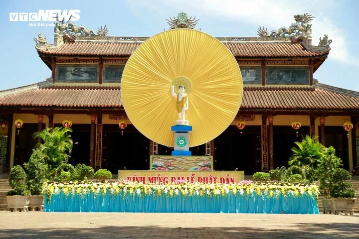 Cố đô Huế rợp bóng cờ hoa đón mừng đại lễ Phật đản Phật lịch 2570 Cố đô Huế rợp bóng cờ hoa đón mừng đại lễ Phật đản Phật lịch 2570