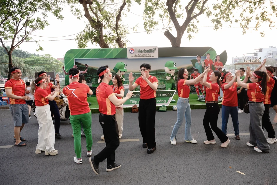 Cổ động viên Herbalife tạo 'làn sóng đỏ' tiếp sức đội tuyển Việt Nam Cổ động viên Herbalife tạo 'làn sóng đỏ' tiếp sức đội tuyển Việt Nam
